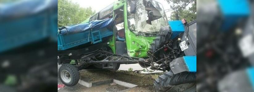В Анапе трактор влетел в пассажирский автобус: машина вдребезги