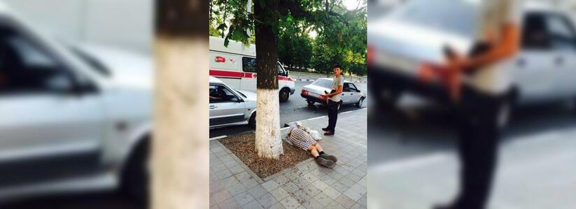Равнодушие: в Новороссийске мужчина лежал на земле без признаков жизни в течение получаса