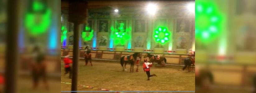 Ужасное видео! На конном представлении в Абрау-Дюрсо лошадь на глазах у зрителей затоптала артистку насмерть
