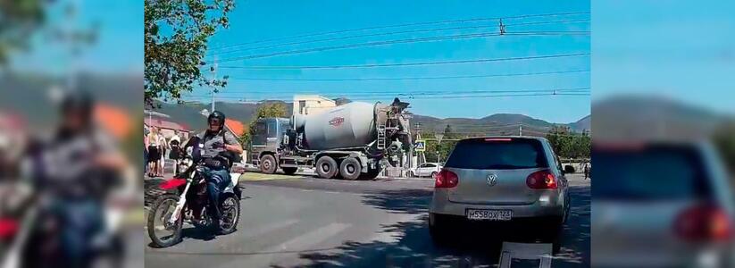 В Новороссийске видеорегистратор заснял, как пешеход на «зебре» в Цемдолине попал под колеса бетономешалки