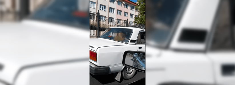 Неприятная неожиданность: горожанин снял видео, как по Новороссийску разъезжает «Жигули» с фекалиями на стекле