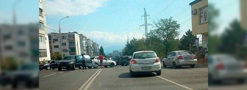 В Новороссийске произошло массовое ДТП: столкнулись три машины