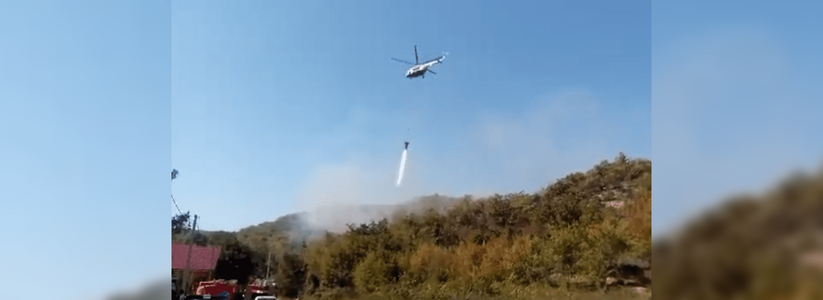 Под Новороссийском горит лес: опубликовано видео, как огонь тушат при помощи вертолета