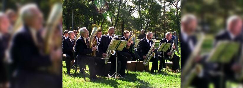 В парках Новороссийска заиграет живой оркестр