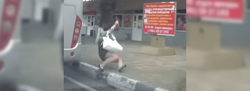 Кадры видеорегистратора: в Новороссийске девушка выпала из автобуса прямо на ходу