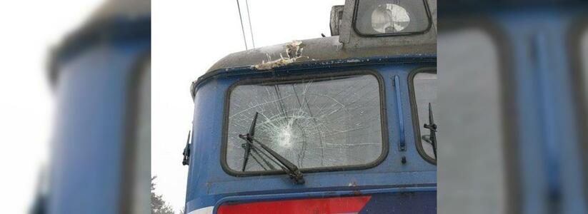 В Новороссийске подросток закидал камнями локомотив железнодорожного состава