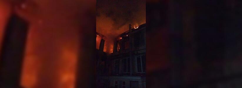 Вчера на Энгельса в  Новороссийске сгорело здание, которое находилось на реконструкции