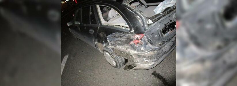 Под Новороссийском пьяный водитель на «Ниссане» ударил два автомобиля и вылетел в дорожное ограждение