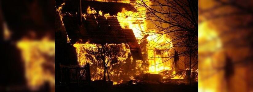 На Энгельса второй пожар за неделю: в Новороссийске вспыхнула хозпостройка