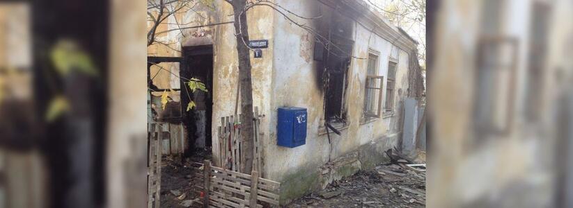 В Новороссийске вспыхнуло нежилое здание: погибло два человека