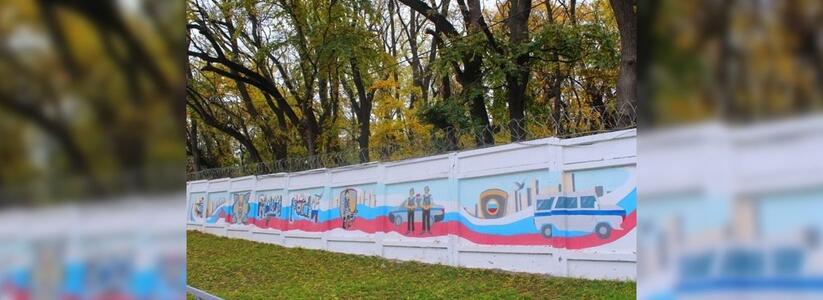Стены здания полиции Новороссийска изрисовали граффити