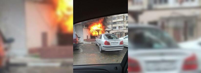 В Новороссийске горел караоке-клуб: пожарные выдвинули версию поджога