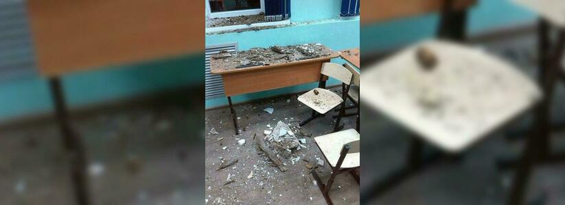 В новороссийской школе обрушилось межэтажное перекрытие: в кабинете упала часть потолка
