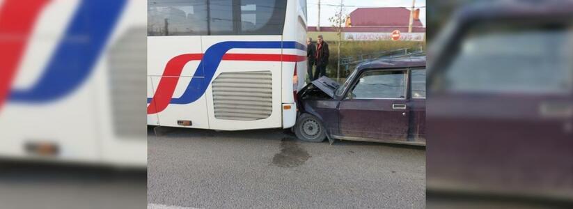 В Цемдолине под Новороссийском «четверка» влетела в припаркованный автобус: один человек пострадал