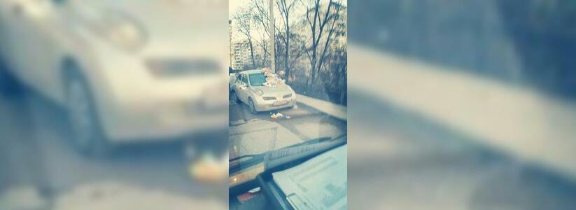 Отомстили: жителю Новороссийска, который неправильно припарковался, авто завалили мусором