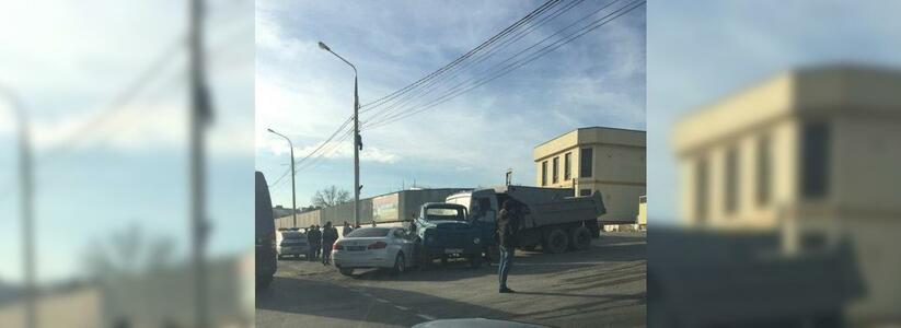 Тройное ДТП в Новороссийске: столкнулись два грузовика и «БМВ»