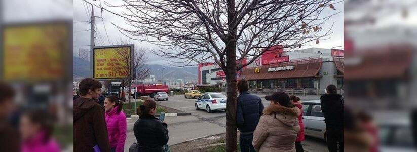 В Новороссийске в «Макдоналдсе»  обнаружили подозрительный предмет: людей эвакуировали из здания