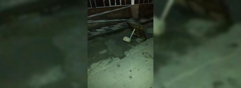 Жители Новороссийска собственноручно залили яму на дороге бетоном