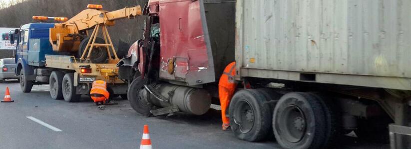 ДТП на Волчьих воротах в Новороссийске: тягач столкнулся с зерновозом