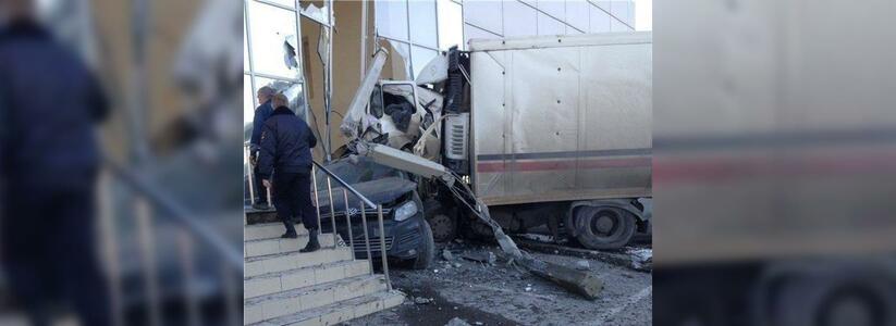 ДТП в Новороссийске: фура протаранила три машины и врезалась в здание