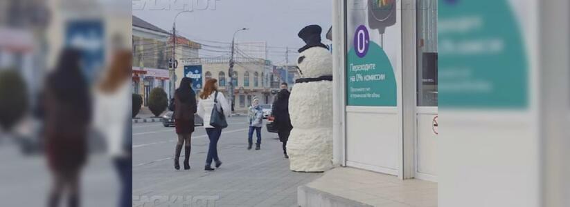 В Анапе засняли видео, как снеговик пугал прохожих