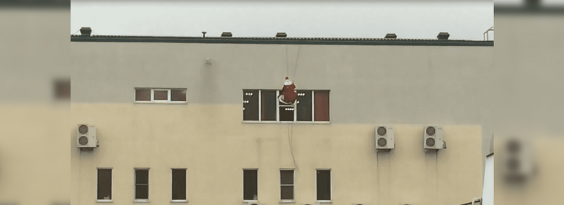 Новороссийцы cтали свидетелями, как мужчина в костюме Деда Мороза спускался с крыши "Гудзона"