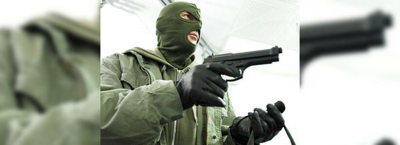 Житель Краснодарского края с пистолетом в руках ограбил магазин в Ленинградской области