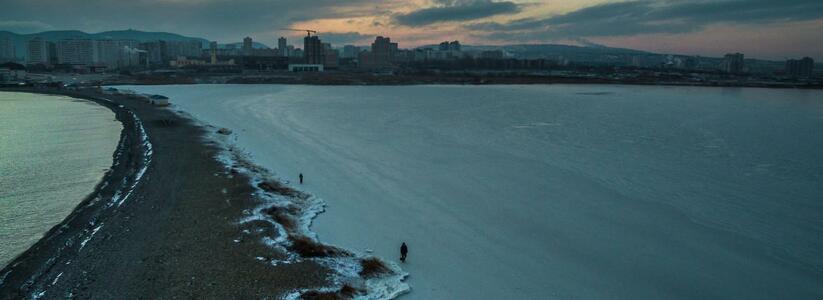 В Новороссийске покрылось льдом озеро Соленое на Суджукской косе