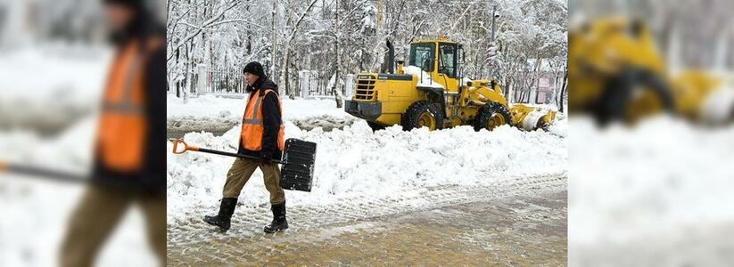 Градоначальник Новороссийска приказал убирать снег, чтобы избежать подтопления