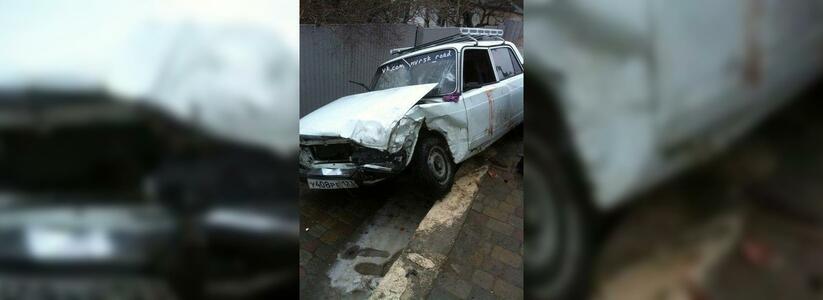 В Новороссийске столкнулись ВАЗ и «КИА»: передняя дверь одного из авто залита кровью