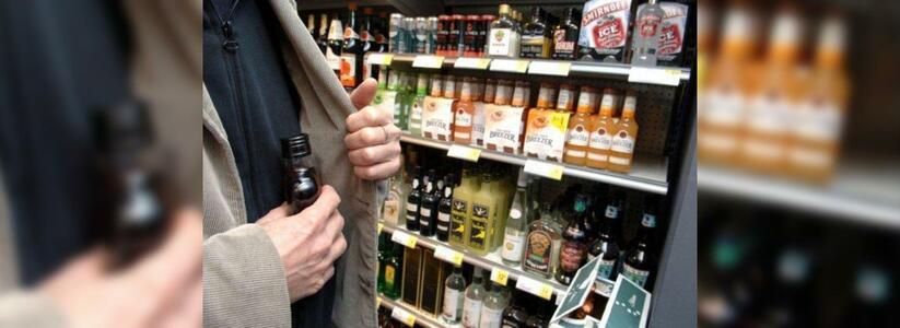 Вино, куртка и три пары носков: мужчина попытался вынести вещи из гипермаркета "Магнит" в Новороссийске