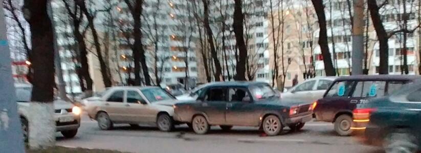 В Новороссийске «паровозиком» столкнулись четыре автомобиля