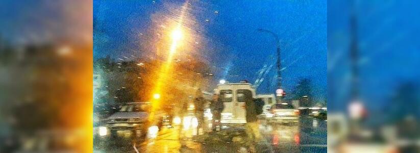 Утренняя пробка на Анапском шоссе в Новороссийске образовалась из-за сбитого на "зебре" человека