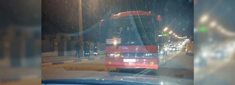 В Новороссийске рейсовый автобус сбил пешехода: очевидцы были напуганы кровью на асфальте