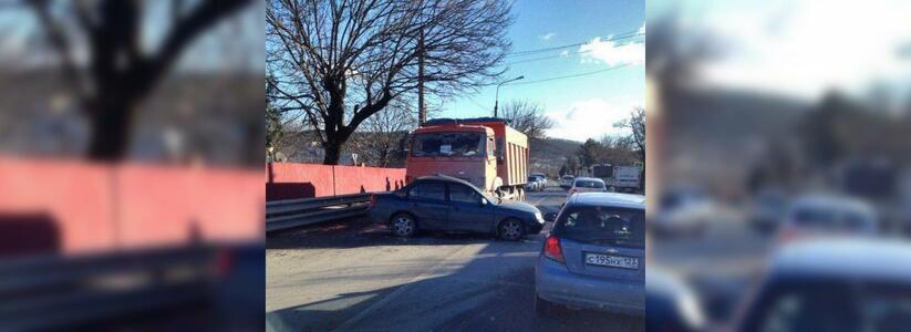 Под Новороссийском иномарка въехала в КамАЗ: водитель легковушки госпитализирован