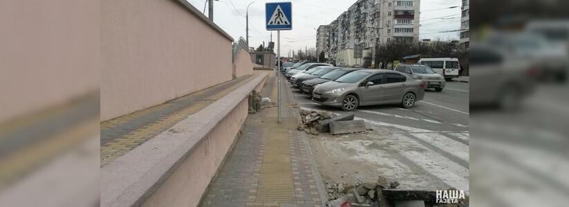 В Новороссийске дорожный знак поставили прямо на тротуар