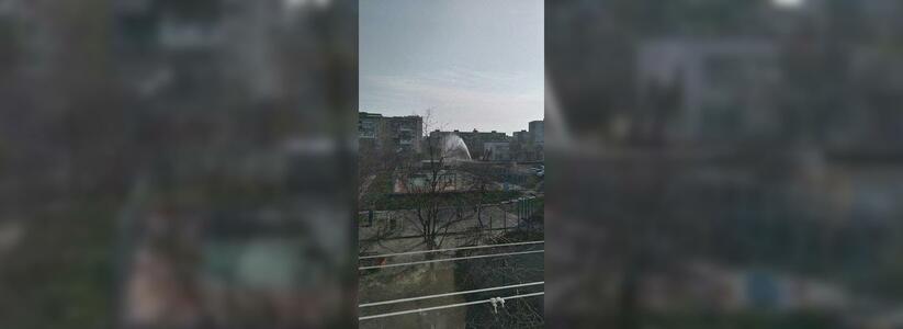 Возле здания новороссийского детского сада начал бить шестиметровый "фонтан"