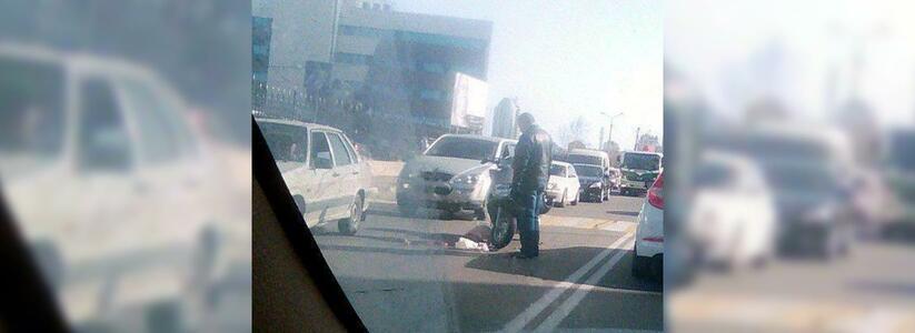 В Новороссийске скутерист сбил мужчину на пешеходном переходе: пострадавшего доставили в больницу