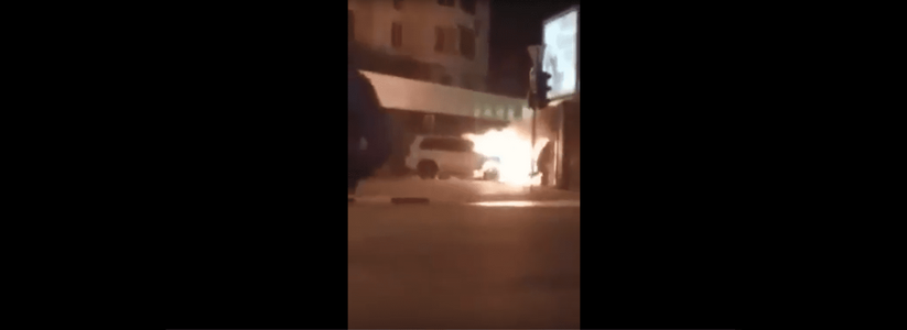 В Новороссийске на видео засняли, как полыхает "Ленд Крузер": автомобиль облили горючей жидкостью и подожгли