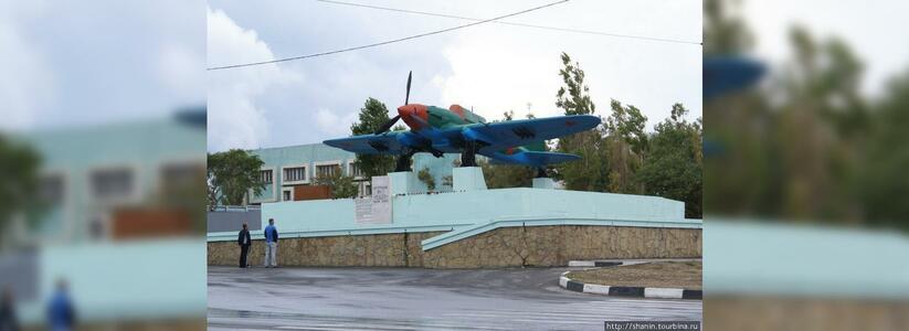 У монумента «Самолет» в Новороссийске отваливается хвостовая часть