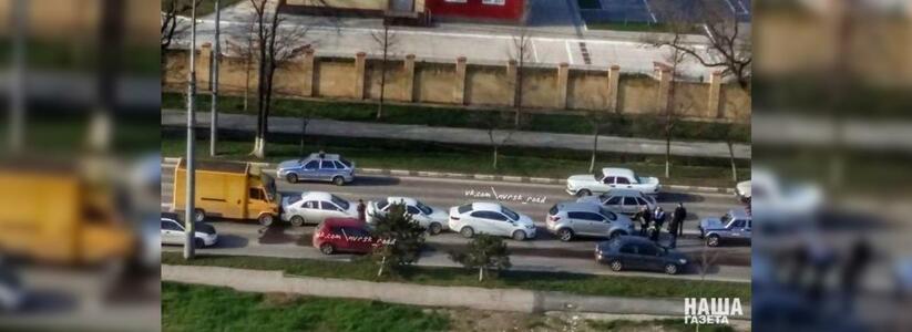 В Новороссийске «паровозиком» столкнулись пять машин