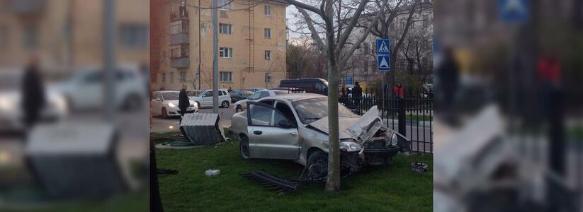 "Вы все скучные!" - кричал виновник аварии у "Эника Беника" в Новороссийске: авто снесло забор и врезалось в дерево