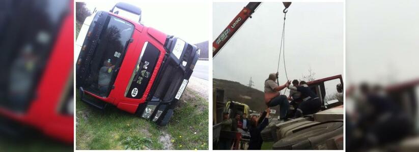 Под Новороссийском перевернулась фура «Магнит»: водителя доставали из кабины при помощи крана