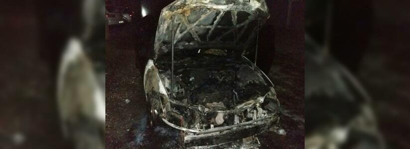 Ночью в Новороссийске подожгли еще один автомобиль