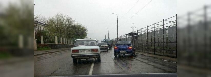 В Новороссийске иномарка сбила дорожного рабочего