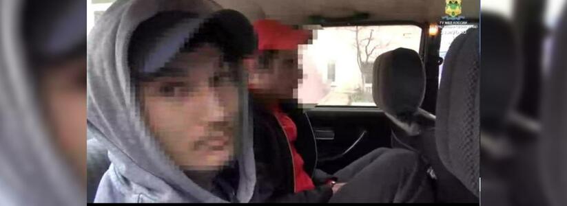 В Новороссийске полиция задержала  спящих в машине парней: они хранили наркотики. Оперативники сняли все на видео