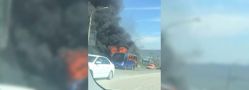 В Сети появилось видео горящего пассажирского автобуса под Новороссийском