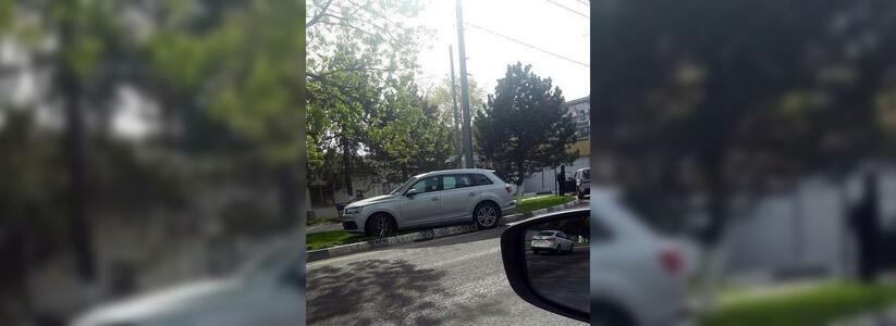 В Новороссийске водитель Ауди Q7 не заметил открытый люк и вылетел на газон