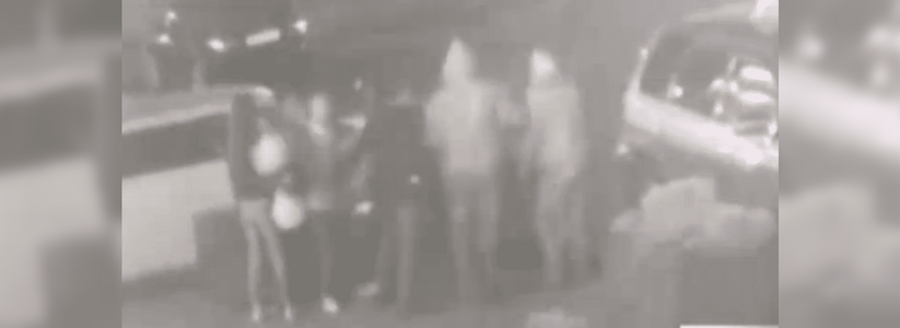 В Новороссийске около ночного клуба «Пальто» грабитель избил посетителя заведения: кадры драки попали на видео