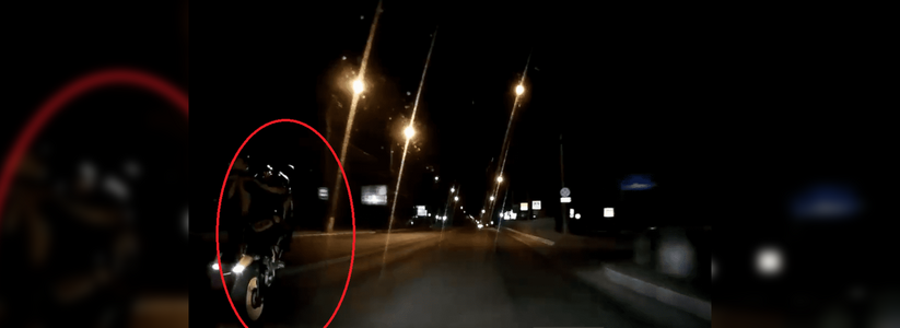 В Новороссийске мотоциклист «встал на дыбы» и на одном колесе опередил автомобиль